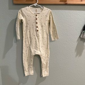 Quincy Mae ivory star romper unisex size 18-24 months NWT